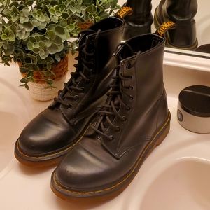 Dr Martens 1460 smooth black. Size 7. Excellent condition